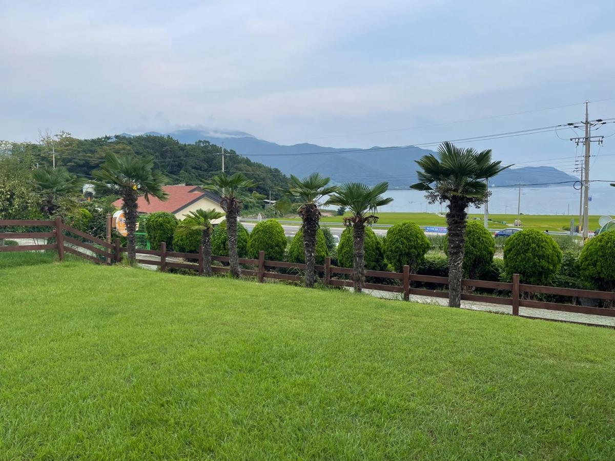 American Village Pension Manoa Namhae Exterior photo